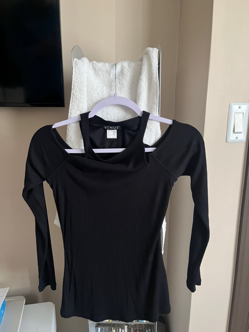 VENUS Black Cold-Shoulder Long Sleeve Top with Scoop Neck